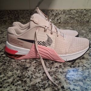 Women's Nike Metcon 8 Athletic Shoes in Beige/Pink Size 8
